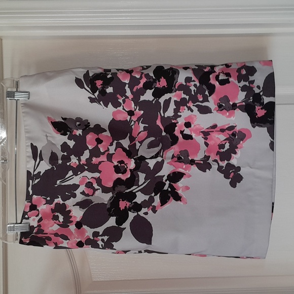 New York & Company Dresses & Skirts - EUC- New York Company Stretch, Floral Skirt
